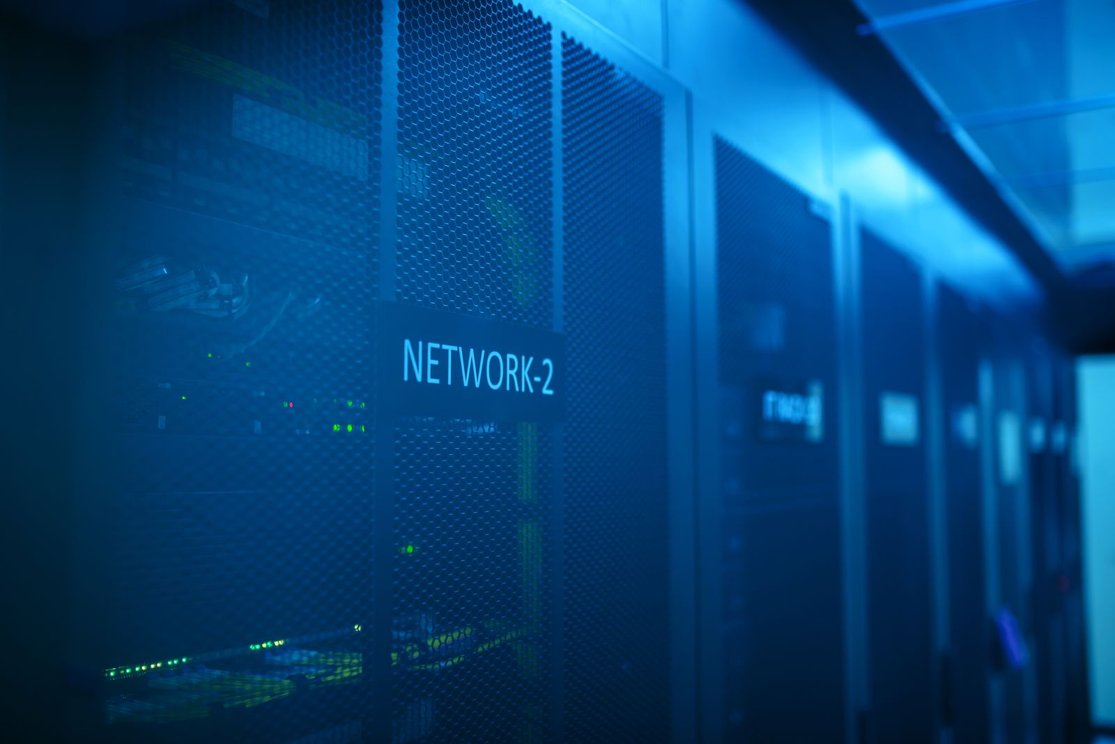 Rack de red con iluminación azul en un centro de datos moderno